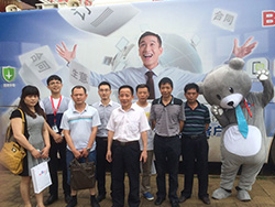 度熊出現(xiàn)在常德遭圍觀，百度體驗(yàn)車下鄉(xiāng)根本停不下來(lái)!
